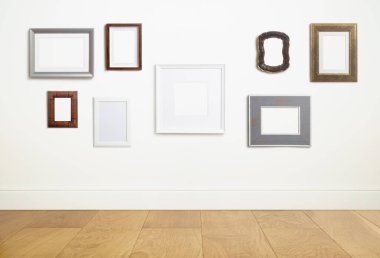 Boş beyaz çerçeve arkaplanını düzenle. Bir resim için farklı dekoratif boş çerçeveler ya da beyaz, temiz bir duvarda İskandinav minimalist bir iç mekan..