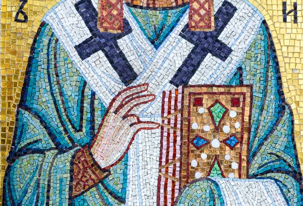 Christlich-orthodoxe griechische Ikone mit Heiligen in Form von Keramikmosaiken an der Fassade der orthodoxen Kirche. Traditionelles christliches griechisches Dekor und Fresko. — Stockfoto