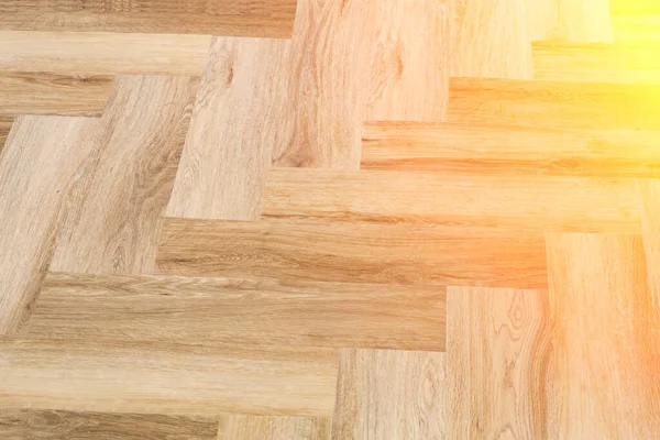 Laminato e parquet con fondo a spina di pesce. Pavimento in legno con un motivo a chevron nel soggiorno degli interni di design — Foto Stock