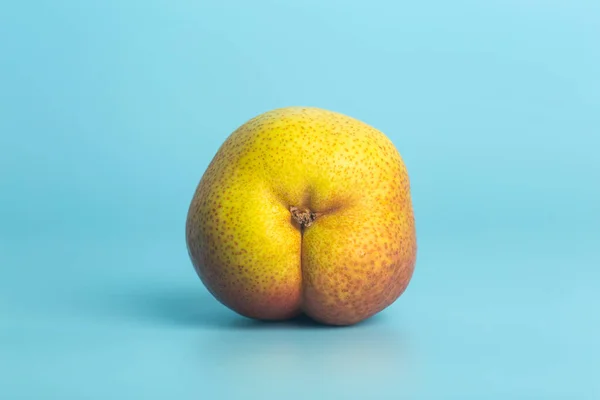 Pear on a blue background as a female body shape. A metaphor of sex, sexuality, vagina — Foto de Stock