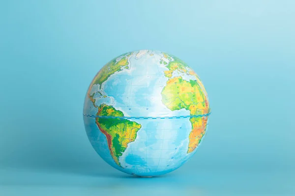 Globo della Terra su sfondo blu. Ecologia, globalizzazione, concetto di ambiente. — Foto Stock
