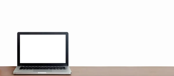 Laptop model ekran arkaplanı. Ev içi veya masaüstü ofislerinde beyaz bir duvarın arka planında boş ekran olan dizüstü bilgisayar. — Stok fotoğraf