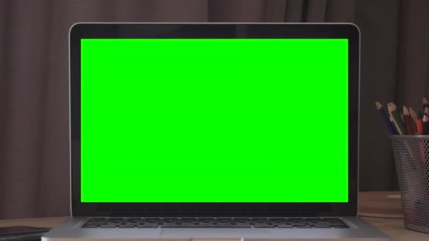 ノートパソコンのモックアップ画面の背景。自宅の部屋や営業所の内部のデスクトップ上の空のコンピュータ画面 — ストック動画
