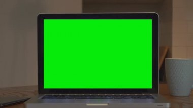Laptop model ekran arkaplanı. Oturma odasının veya iş yerinin iç kısmında masaüstüne boş bilgisayar ekranı