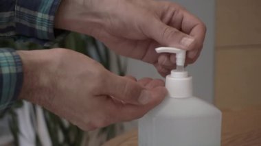 Covid koronavirüs sırasında alkol dezenfektanı ve antibakteriyel el dezenfektan kullanılıyor. Bir salgın sırasında sağlığın korunması ve hastalıkların önlenmesi