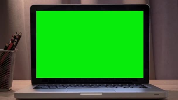 Laptop-Attrappe Hintergrund. Leerer Computerbildschirm auf dem Desktop im Inneren eines Heimzimmers oder Geschäftsbüros — Stockvideo