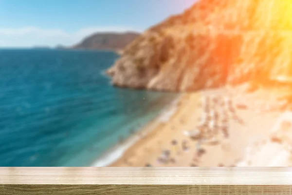 휴식 과 휴가를 즐기기 위해 해변 이 있는 여름 관광지의 흐릿 한 풍경 이 배경이 되는 비치 테이블. — 스톡 사진