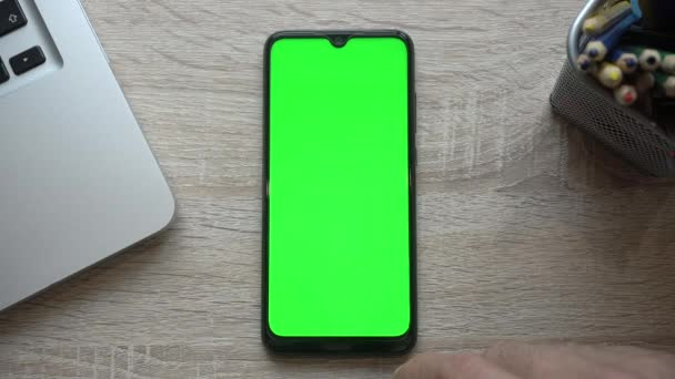 Fond d'écran de téléphone maquillé. Utilisation d'un smartphone avec un écran vide sur le bureau ou à la maison. — Video