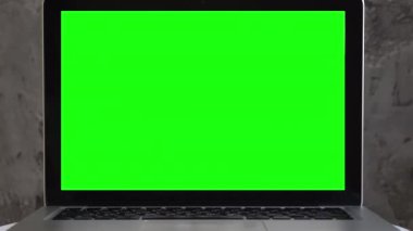 Laptop model ekran arkaplanı. Oturma odasının veya iş yerinin iç kısmında masaüstüne boş bilgisayar ekranı
