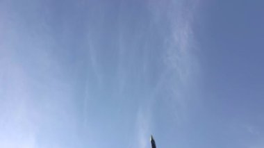 Bulutlu yaz havasında gökyüzünde uçak uçuşu. Uçak beyaz ve gri bulutların arka planına iniyor. Seyahat, seyahat ve tatil konsepti