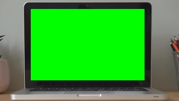 Laptop mockup scherm achtergrond. Lege computerscherm op het bureaublad in het interieur van een huiskamer of kantoor — Stockvideo