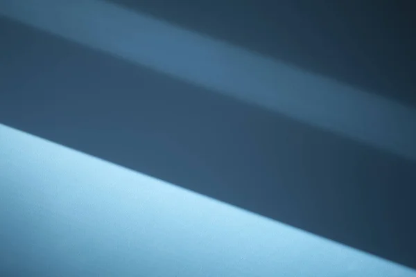 Blå vägg skuggor bakgrund. Solljus med skuggor på ren tom vägg i rummets inredning — Stockfoto