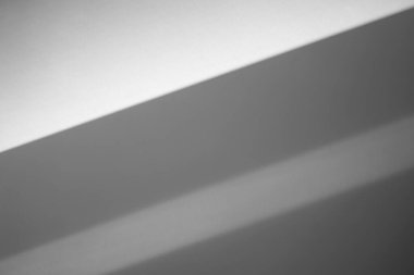 Gri duvar gölgeleri arka plan. İçerideki boş duvarda gölgeli güneş ışığı.