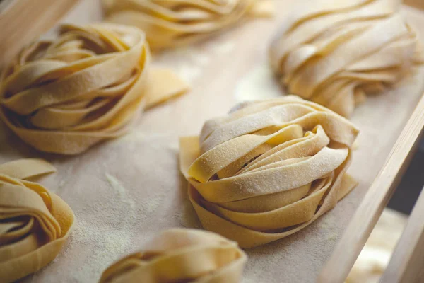Свіжі макарони. Італійська макарони виготовлена з свіжих інгредієнтів, яєць і пшеничного борошна.. — стокове фото