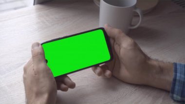 Akıllı telefon elindeydi. İnternet sörfü, kaydırma ve dokunmada kullanılan cep telefonunun boş ekranı. Boş model telefon arkaplanı.