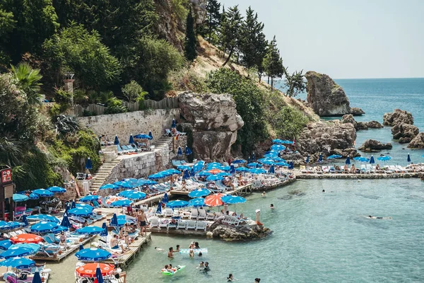 アンタルヤトルコのMermerliビーチ。地中海沿岸の素晴らしい夏の晴れたターコイズブルーのビーチ。休息、観光、旅行の概念。トルコのアンタルヤ- 30 7月2021 — ストック写真