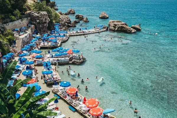アンタルヤトルコのMermerliビーチ。地中海沿岸の素晴らしい夏の晴れたターコイズブルーのビーチ。休息、観光、旅行の概念。トルコのアンタルヤ- 30 7月2021 — ストック写真