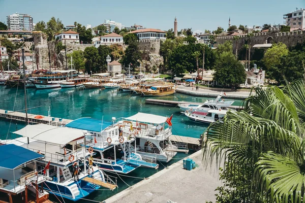 Панорама красивого порта старого города Калейчи в Анталии. Яхты, круизные лайнеры и корабли, пришвартовавшиеся в Средиземном море. Достопримечательности, туризм, отдых и путешествия в Турции. Анталья, Турция - 30 — стоковое фото