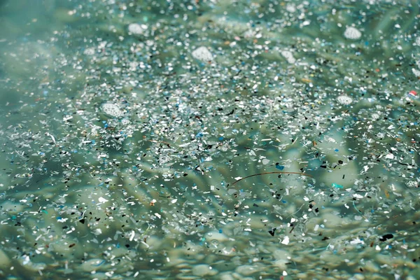 Contaminación microplástica del mar y el océano. Basura plástica y residuos en el agua de los océanos del mundo. —  Fotos de Stock