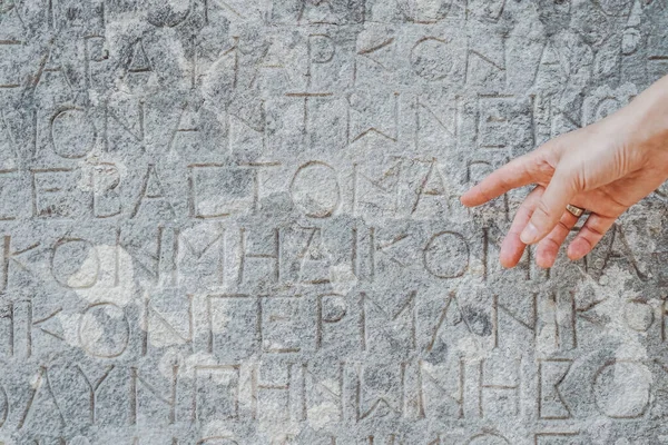 Antik grekiska inskriptioner ristade på stenen av de gamla ruinerna av en antik grekisk stad — Stockfoto