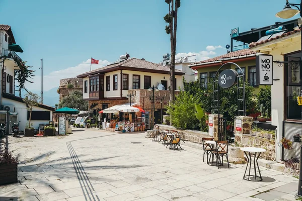Antalya, Turquía - 2 de agosto de 2021: Calles del casco antiguo de Kaleici. Cafés callejeros y tiendas para turistas. Atracciones, descanso y viajes en Antalya — Foto de Stock