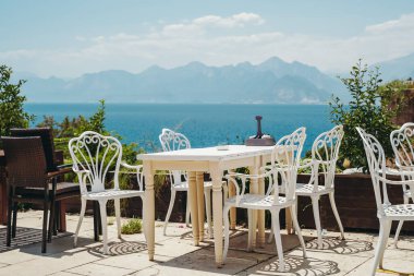 Türkiye 'nin Antalya sahilinde bir restoranda veya bir yazlık kafede bir masa. Deniz manzarası harika olan bir restoranda.