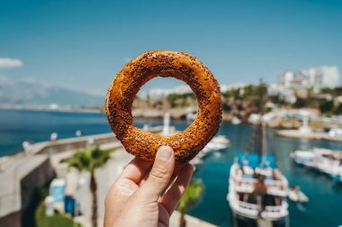 Türk ekmeği simit. Türkiye 'de geleneksel pişmiş simit sokak yemeği olarak satılır ve kahvaltıda veya öğle yemeğinde çay ile yenir
