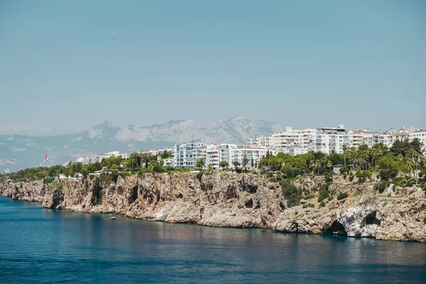 Utsikt över Antalya Turkiet och Medelhavet. Panorama av Antalya i sommar soligt väder. Turkiska semesterorter, sevärdheter och resor — Stockfoto
