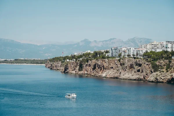 Utsikt över Antalya Turkiet och Medelhavet. Panorama av Antalya i sommar soligt väder. Turkiska semesterorter, sevärdheter och resor — Stockfoto