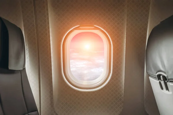 晴れた天気の飛行機の窓。飛行中の窓が開いている旅客機の内部 — ストック写真