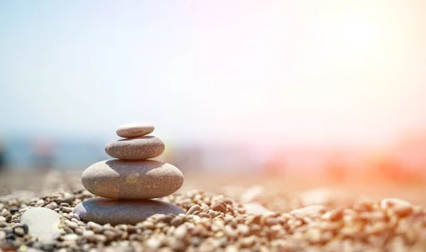 禅の石が背景です。空、海、ビーチの背景に石の小石のピラミッド。瞑想、ヨガ、心とリラクゼーションの概念を落ち着かせる. — ストック写真
