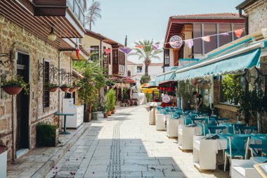 Antalya, Türkiye - 2 Ağustos 2021: Eski Kaleici kentinin sokakları. Sokak kafeleri ve turistler için dükkanlar. Çekim, dinlenme ve Antalya 'da seyahat