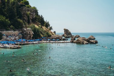  Antalya, Türkiye - 30 Temmuz 2021: Antalya Türkiye 'deki Mermerli plajı. Akdeniz kıyısında harika bir yaz güneşli turkuaz plajı. Dinlenme, turizm ve seyahat kavramı. 
