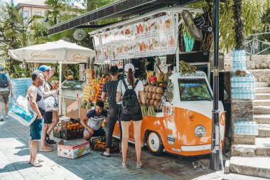 Antalya, Türkiye - 2 Ağustos 2021: Eski Kaleici kentinin sokakları. Turistler ve tatilciler için meşrubatlı meyve suyu barı. Çekim, dinlenme ve Antalya 'da seyahat