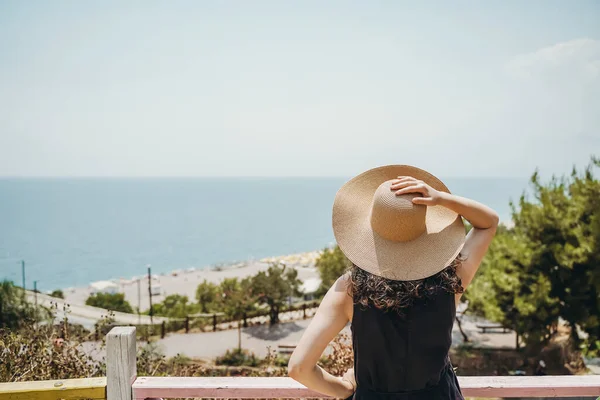 Dívka v klobouku se dívá na turecké moře Antalya v létě. Cestování v Turecku, dovolená, zábavní koncept. — Stock fotografie