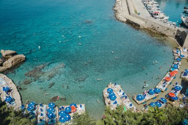  Antalya, Türkiye - 30 Temmuz 2021: Antalya Türkiye 'deki Mermerli plajı. Akdeniz kıyısında harika bir yaz güneşli turkuaz plajı. Dinlenme, turizm ve seyahat kavramı. 