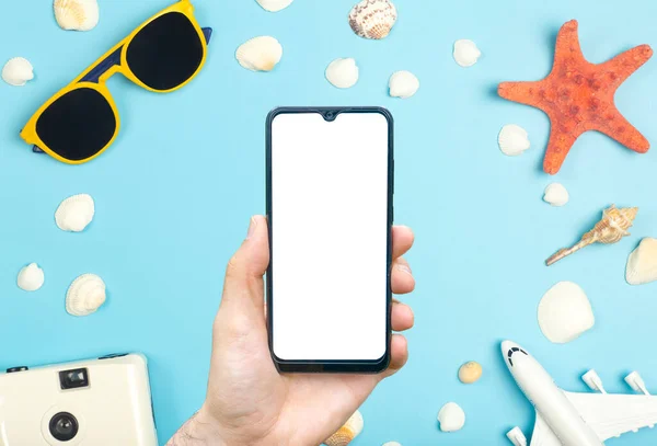 Travel app concept. Empty screen smartphone on a colored background with travel items, sunglasses, airplane. Internet and calls while traveling — Stock Photo, Image