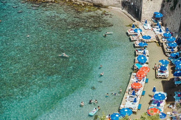 터키 안탈리아 (Antalya, Turkey) - 2021 년 7 월 30 일: 터키 안탈리아의 메르 틀리 해변. 아름다운 여름 햇살이 내리는 청록색 해변 이 지중해 연안에 있습니다. 휴식, 관광 및 여행 개념. — 스톡 사진
