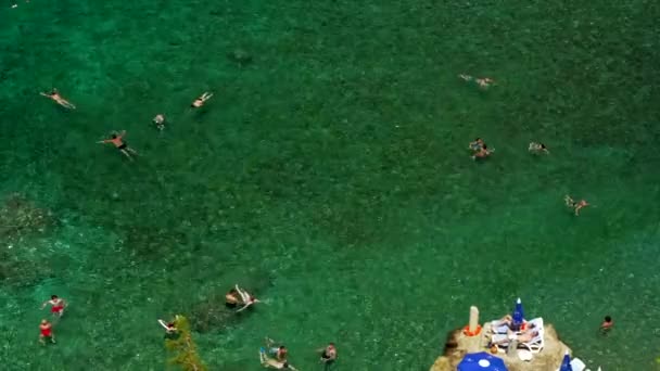 Antalya, Turquie - 12 août 2021 : Plage de Mermerli à Antalya Turquie. Magnifique plage estivale ensoleillée turquoise sur la côte méditerranéenne. Concept repos, tourisme et voyages. — Video