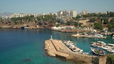 Antalya, Türkiye - 12 Ağustos 2021: Mermerli plajı Antalya Türkiye. Akdeniz kıyısında harika bir yaz güneşli turkuaz plajı. Dinlenme, turizm ve seyahat kavramı.