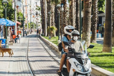 Antalya, Türkiye - 12 Ağustos 2021: Yazın Türkiye 'nin Antalya kentinin sokakları. Şehir ve tatil beldeleri