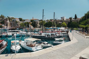 Antalya, Türkiye - 30 Temmuz 2021: Antalya 'nın Kaleici kentinin güzel limanının panoraması. Akdeniz 'e yanaşan yatlar, yolcu gemileri ve gemiler. Gezmek, turizm, dinlenmek ve seyahat