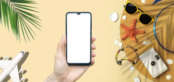 Travel app concept. Empty screen smartphone on a colored background with travel items, sunglasses, airplane, hat. Internet and calls while traveling — Stock Photo, Image
