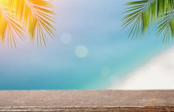 Fond de la table de plage. Table en bois pour produits sur une plage d'été tropicale ensoleillée. — Photo