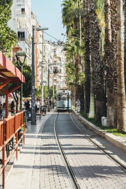 Antalya, Türkiye - 12 Ağustos 2021: Yazın Türkiye 'nin Antalya kentinin sokakları. Şehir ve tatil beldeleri