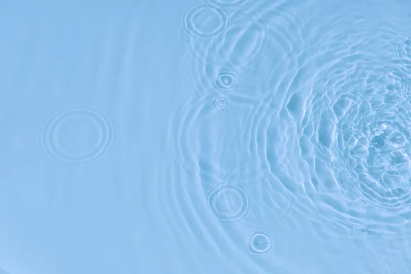 Vízi nyugalom hullámzó háttér. Víztextúra, körök és buborékok folyékony kék felületen. Kozmetikai termékek és lapos kialakítás — Stock Fotó