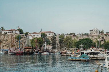 Antalya, Türkiye - 30 Temmuz 2021: Antalya 'nın Kaleici kentinin güzel limanının panoraması. Akdeniz 'e yanaşan yatlar, yolcu gemileri ve gemiler. Gezmek, turizm, dinlenmek ve seyahat
