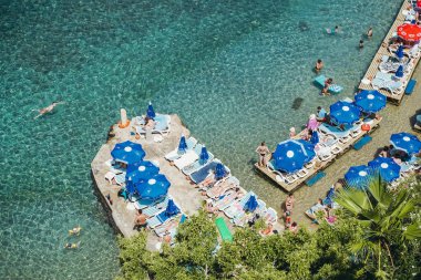  Antalya, Türkiye - 30 Temmuz 2021: Antalya Türkiye 'deki Mermerli plajı. Akdeniz kıyısında harika bir yaz güneşli turkuaz plajı. Dinlenme, turizm ve seyahat kavramı. 