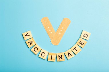 Coronavirus covid-19 aşı asgari konsept. Mavi tıbbi arka plana kazınmış bir yazı.