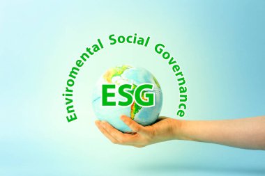 ESG 'nin çevresel sosyal yönetim koruma ve CSR politikasını modernleştirmesi. Dünya küresi mavi bir arka planda. Ekoloji ve doğa koruma kavramı. 